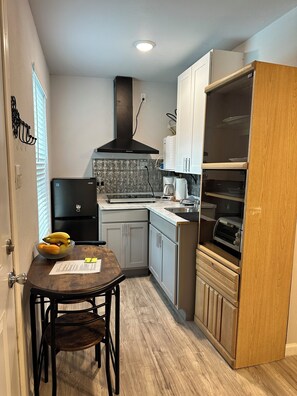 Fridge, stovetop, coffee/tea maker, toaster