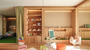 Une salle de jeux pour enfants, en bois, avec des étagères, un tableau noir et divers jouets.