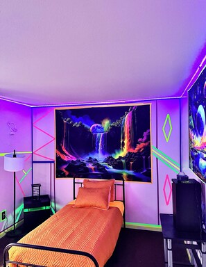 2 bedrooms, iron/ironing board, WiFi, bed sheets - “Stylish Durham Townhome Near Duke + Unique Glow Room! 2 bedrooms, WiFi & Alexa” (Durham)