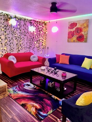 Smart TV, books - “Stylish Durham Townhome Near Duke + Unique Glow Room! 2 bedrooms, WiFi & Alexa” (Durham)