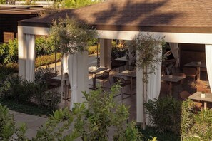 Outdoor dining - The Ritual, A Wellness Retreat - Adults Only (Kos)
