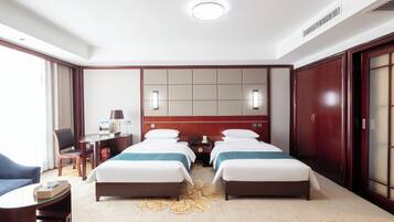 Habitació amb dos llits individuals de luxe | Escriptori, espai de treball apte per a portàtils i cortines opaques
