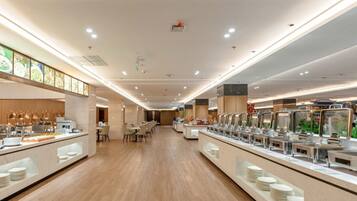 Free daily buffet breakfast