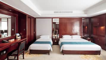 Premier Triple Room | Desk, laptop workspace, blackout drapes, soundproofing