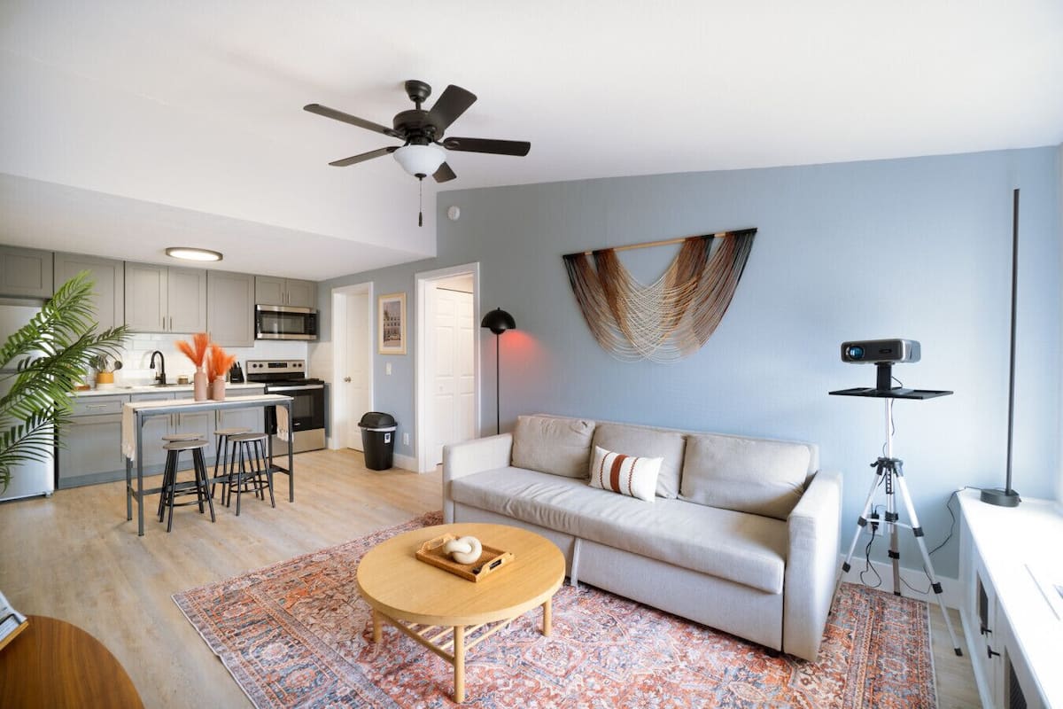 Un apartamento moderno con cocina, comedor y sala de estar.