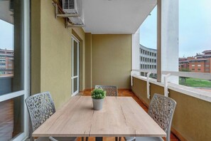 Outdoor dining - Residence Fraschini (Milan)