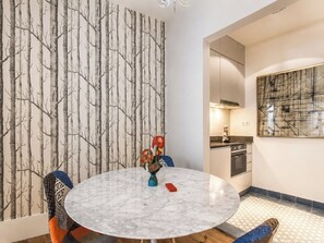 Quarto superior, sacada, vista para a cidade | Opções para refeição