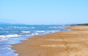 A beach with waves, a clear sky, and distant mountains. - Gorgeous apartment in Monterotondo Marittimo (Monterotondo Marittimo)