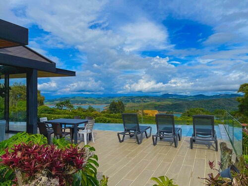 Heaven House – Luxury Family Retreat at Lake Calima