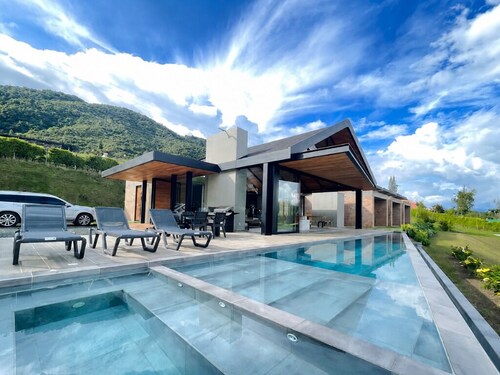 Heaven House – Luxury Family Retreat at Lake Calima