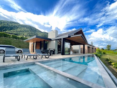 Heaven House – Luxury Family Retreat at Lake Calima