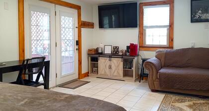 Stone Cottage- Double Suite with Hot Tub