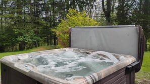 Outdoor spa tub - Stone Cottage- Double Suite with Hot Tub (Parker)