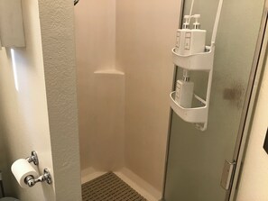 Douche, sèche-cheveux, serviettes fournies, savon