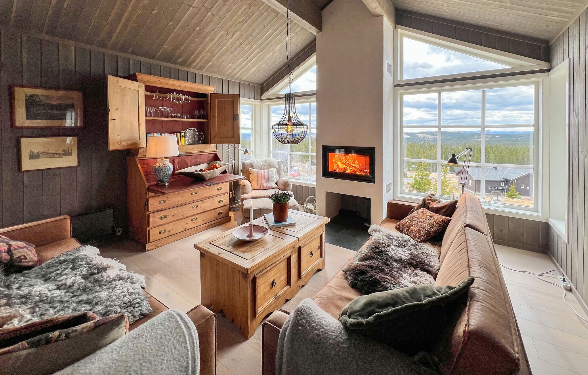 TV, fireplace