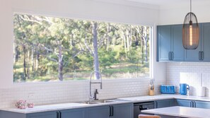 Private kitchen - Coopers Lodge, Lovedale - A rural escape in the heart of wine country (Lovedale)