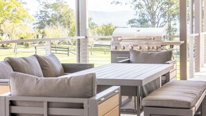 Outdoor dining - Coopers Lodge, Lovedale - A rural escape in the heart of wine country (Lovedale)