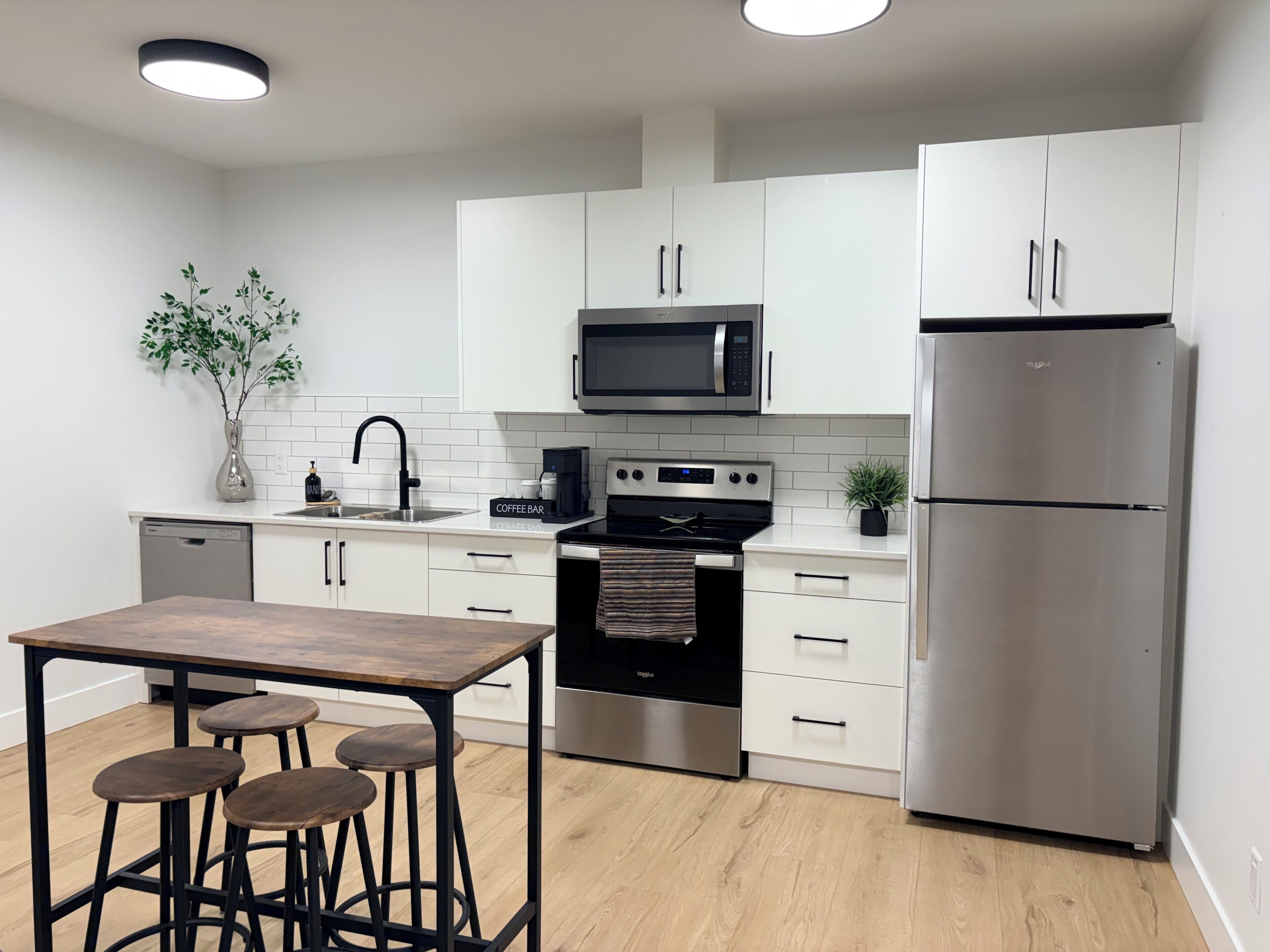 Coffee/tea maker, fridge, microwave, oven
