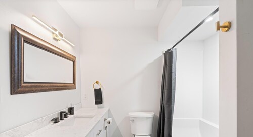 Modern 5BR Home Near Lions Gate Glass Deck BBQ