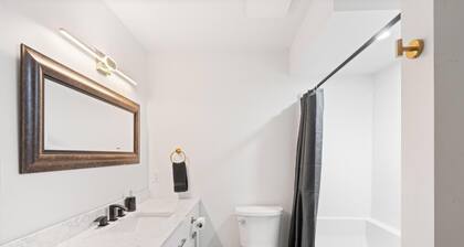 Modern 5BR Home Near Lions Gate Glass Deck BBQ