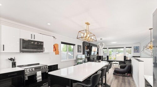 Modern 5BR Home Near Lions Gate Glass Deck BBQ