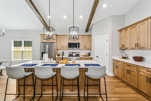 Modern New Build in Central Pensacola, Pet Friendly, Close to Airport, Great for Business Travelers