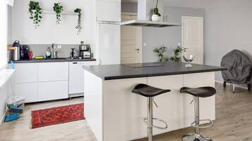 Kylskåp, mikrovågsugn, ugn och spishäll