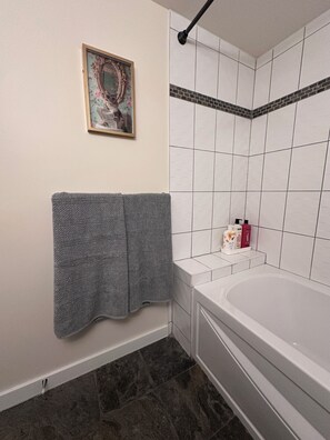 Haartrockner, Handtücher, Seife, Toilettenpapier