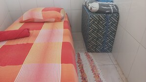 Room - 20 minutes from the center of Salvador. Room for travelers with private bathroom. (Salvador)