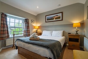 Iron/ironing board, WiFi, bed sheets - Clover Cottage -  Ambleside Town Centre with Parking (Ambleside)