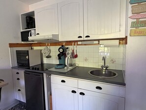 Private kitchen - Seaside apartment (Saint-Nic)