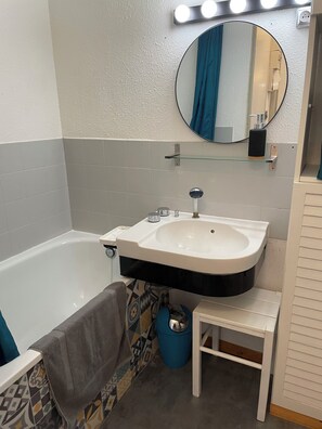 Bathroom - Vrbo Property (Saint-Nic)