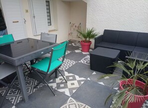 Outdoor dining - Vrbo Property (Saint-Nic)