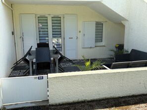 Outdoor dining - Vrbo Property (Saint-Nic)