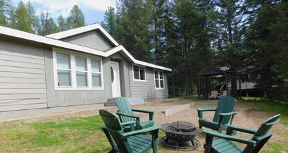 3 bedrooms home on 100 feet of Lamb Creek frontage, in the heart of Priest lake