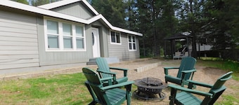 3 bedrooms home on 100 feet of Lamb Creek frontage, in the heart of Priest lake