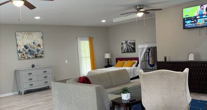 Private Cottage Retreat- Peaceful Escape w/Parking
