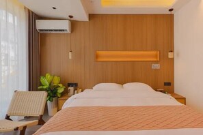 Comfort Double Room, Hill View | Desk, laptop workspace, blackout curtains, soundproofing - Boyu Xunguang Homestay (Shaoguan)