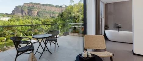 Senior-Suite, Hügelblick | Ausblick vom Zimmer