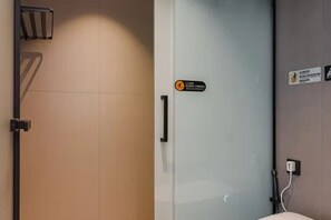 Comfort Double Room, Hill View | Bathroom | Shower, free toiletries, hair dryer, slippers - Boyu Xunguang Homestay (Shaoguan)