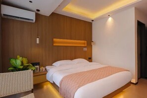 Comfort Double Room, Hill View | Desk, laptop workspace, blackout curtains, soundproofing - Boyu Xunguang Homestay (Shaoguan)