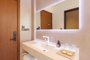 Comfort Double Room, Hill View | Bathroom | Shower, free toiletries, hair dryer, slippers - Boyu Xunguang Homestay (Shaoguan)