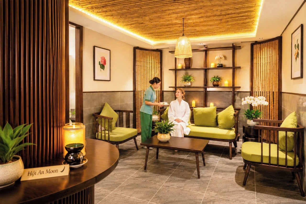 Un área de spa con mostrador de recepción, zonas de estar y mostrador de atención al cliente.