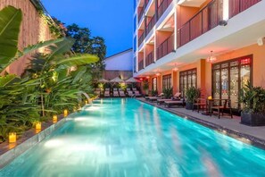 Una piscina al aire libre
