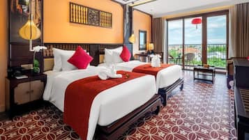 Une chambre d’hôtel avec deux lits, un balcon et une vue sur la ville.