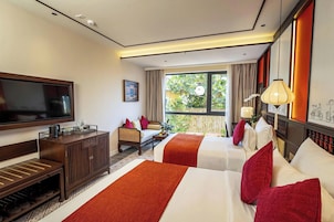 Family Heritage | Minibar, in-room safe, desk, free WiFi