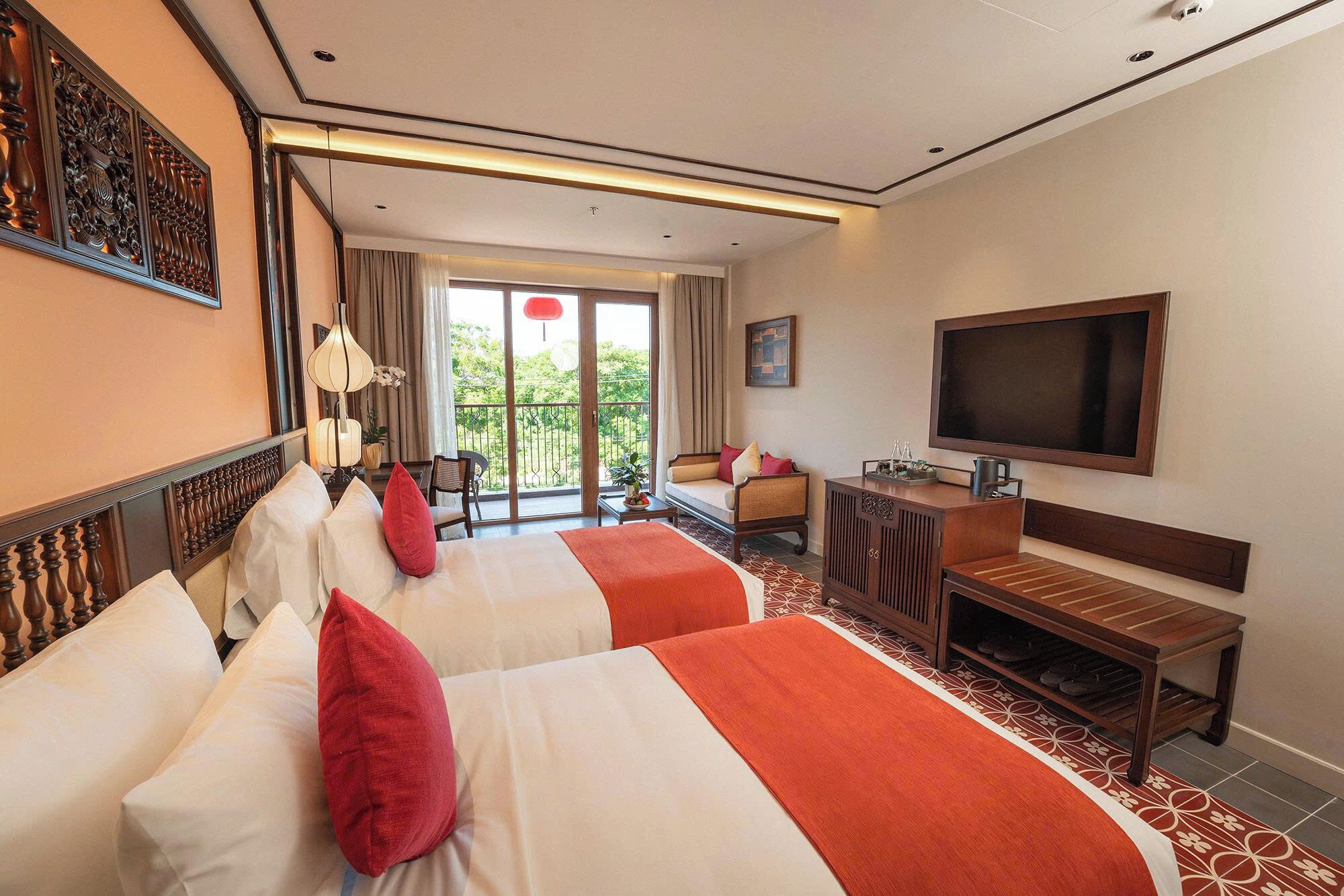 Minibar, in-room safe, desk, WiFi (free)