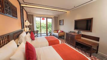 Minibar, in-room safe, desk, WiFi (free)