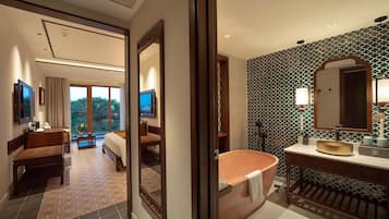 Minibar, in-room safe, individually decorated, individually furnished