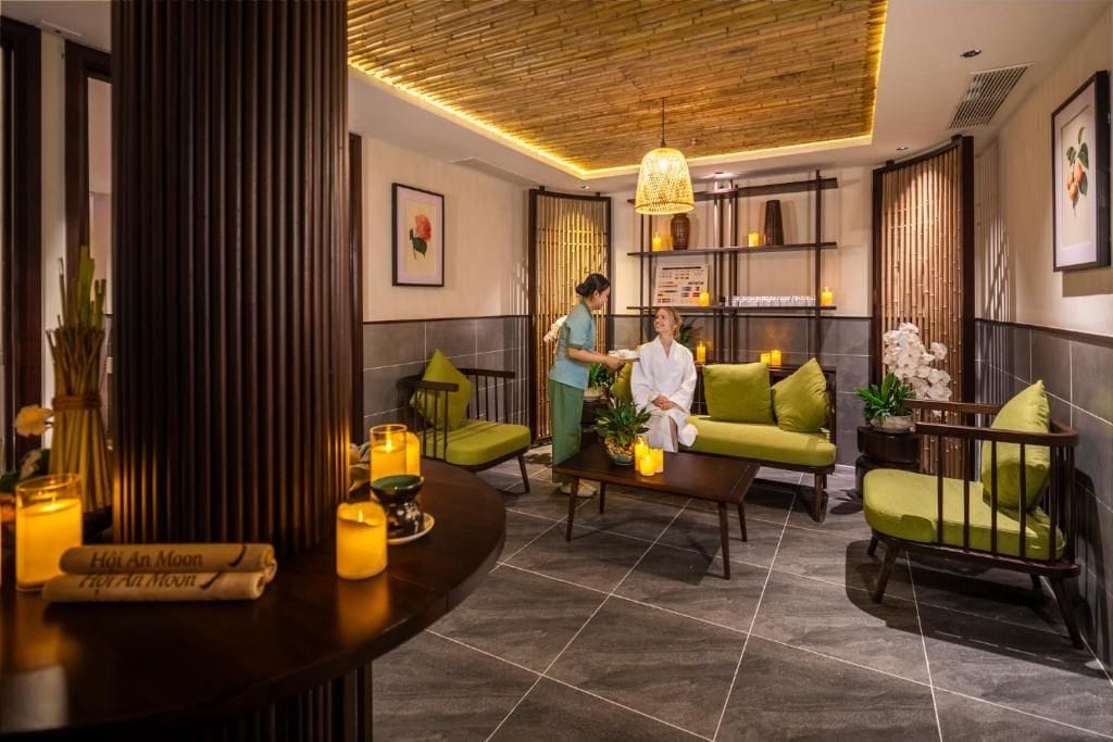 Un espace spa moderne comprenant un comptoir d’accueil, un espace détente avec des sièges et un bureau d’accueil.